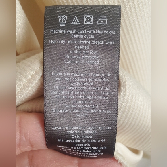 Danskin Women's Cream V-Neck Sweater. S/P - Picture 8 of 13